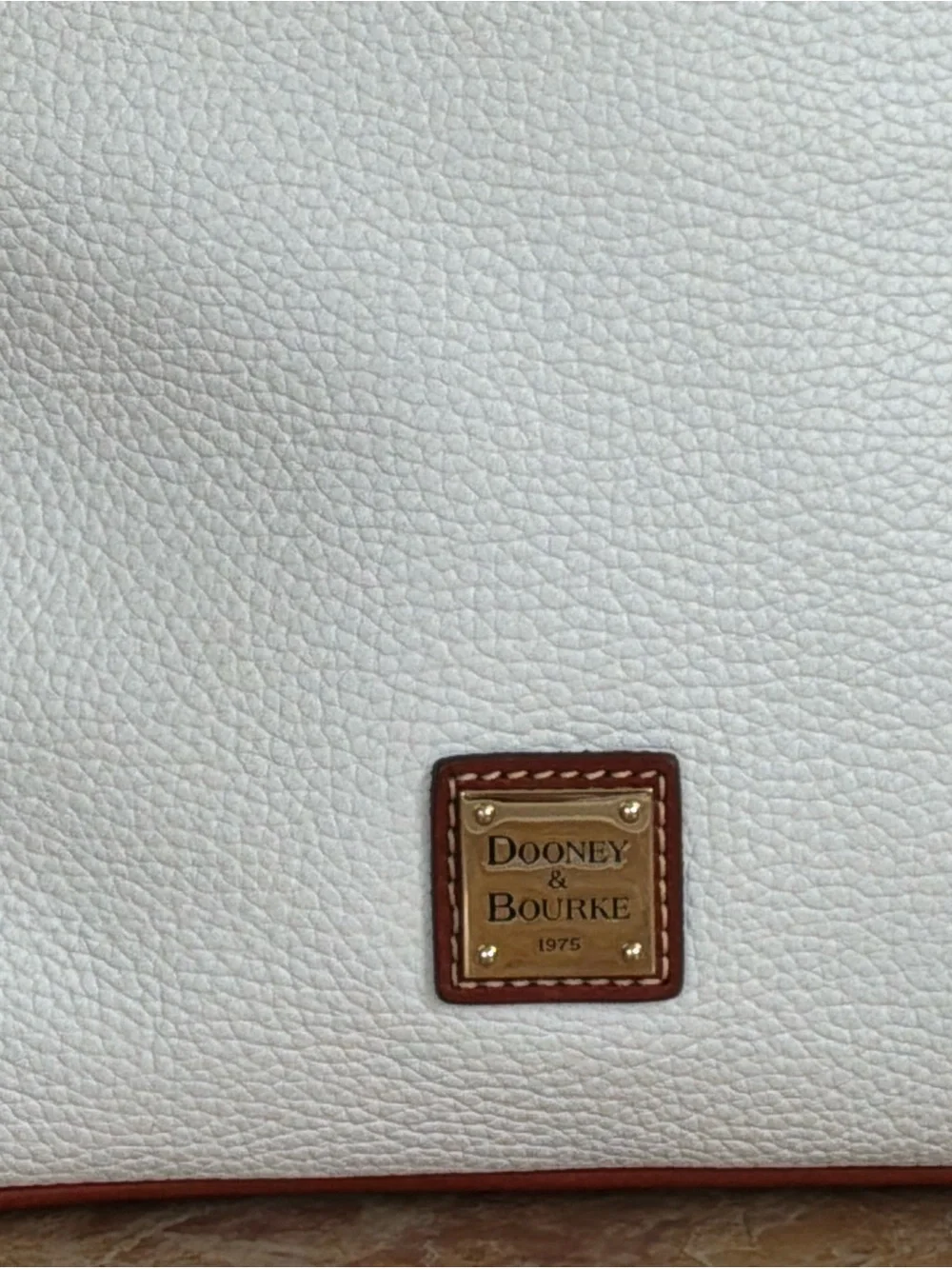 💥 Dooney & Bourke Pebble Grain Leather Zip Crossbody Bag – White & Tan J13913205
